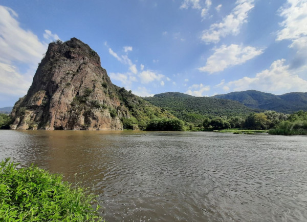 Հնեվանք, Արևածագի ձոր, Վարդաբլուրի լճեր